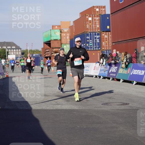 03.10.2025 - Köhlbrandbrückenlauf Michael Burmester http://msf.ph/oto/8998705 03.10.2025 10:03:15 Ziel 1072, 1207, 1274, 1682, 1836, 1931, 2995, 2998, 3802 meine-sportfotos.de