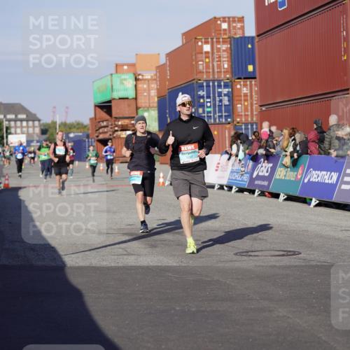 03.10.2025 - Köhlbrandbrückenlauf Michael Burmester http://msf.ph/oto/8998718 03.10.2025 10:03:16 Ziel 1207, 1274, 1682, 1836, 1931, 2995, 2998, 3802 meine-sportfotos.de