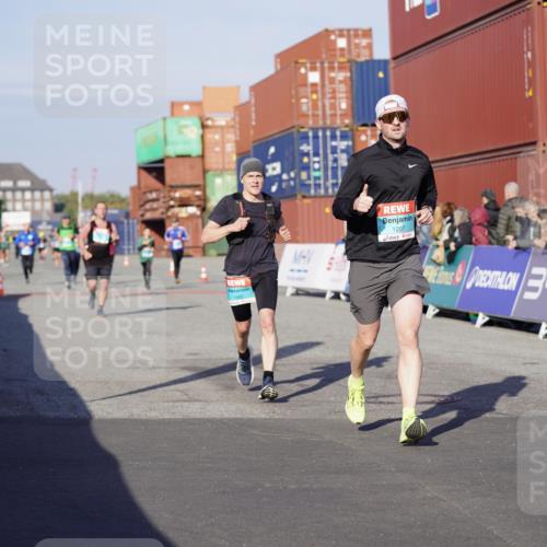 03.10.2025 - Köhlbrandbrückenlauf Michael Burmester http://msf.ph/oto/8998723 03.10.2025 10:03:17 Ziel 1207, 1274, 1682, 1864, 1931, 2995, 2998, 3802 meine-sportfotos.de