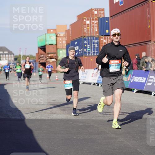 03.10.2025 - Köhlbrandbrückenlauf Michael Burmester http://msf.ph/oto/8998733 03.10.2025 10:03:17 Ziel 1207, 1274, 1682, 1864, 1931, 2995, 2998, 3802 meine-sportfotos.de