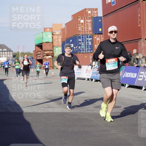 03.10.2025 - Köhlbrandbrückenlauf Michael Burmester http://msf.ph/oto/8998740 03.10.2025 10:03:17 Ziel 1207, 1274, 1682, 1864, 1931, 2995, 2998, 3802 meine-sportfotos.de
