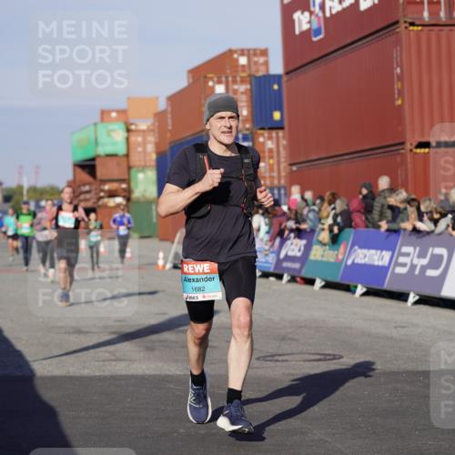 03.10.2025 - Köhlbrandbrückenlauf Michael Burmester http://msf.ph/oto/8998747 03.10.2025 10:03:18 Ziel 1207, 1274, 1682, 1864, 1931, 2995, 2998, 3802 meine-sportfotos.de