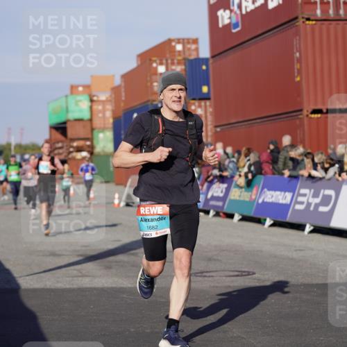 03.10.2025 - Köhlbrandbrückenlauf Michael Burmester http://msf.ph/oto/8998753 03.10.2025 10:03:18 Ziel 1207, 1274, 1682, 1864, 1931, 2995, 2998, 3802 meine-sportfotos.de