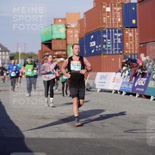 03.10.2025 - Köhlbrandbrückenlauf Michael Burmester http://msf.ph/oto/8998767 03.10.2025 10:03:20 Ziel 1207, 1274, 1682, 1864, 2944, 2995, 2998, 3066, 3498, 3731 meine-sportfotos.de