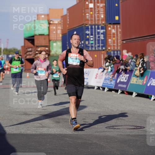 03.10.2025 - Köhlbrandbrückenlauf Michael Burmester http://msf.ph/oto/8998775 03.10.2025 10:03:20 Ziel 1207, 1274, 1682, 1864, 2944, 2995, 2998, 3066, 3498, 3731 meine-sportfotos.de