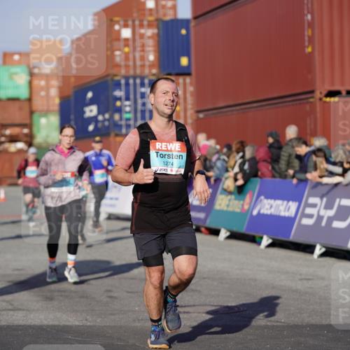 03.10.2025 - Köhlbrandbrückenlauf Michael Burmester http://msf.ph/oto/8998780 03.10.2025 10:03:21 Ziel 1207, 1274, 1682, 1808, 1864, 2944, 3066, 3404, 3498, 3731 meine-sportfotos.de