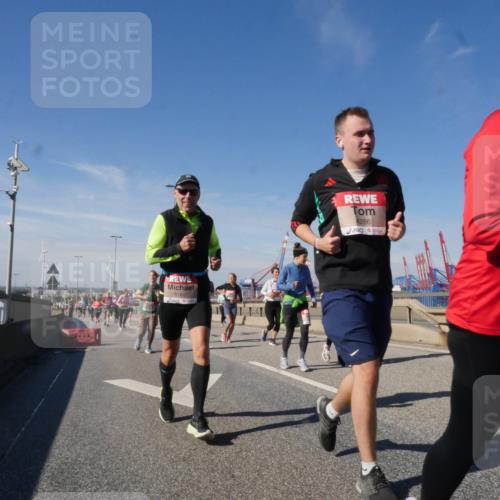 03.10.2025 - Köhlbrandbrückenlauf Matties Gatica Varas http://msf.ph/oto/8998804 03.10.2025 12:51:18 Position 2 5160, 4286 meine-sportfotos.de