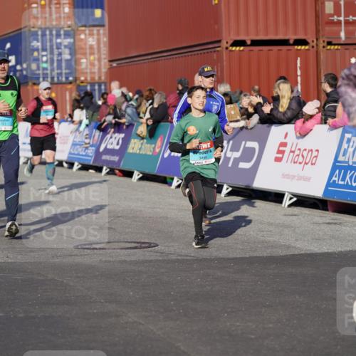 03.10.2025 - Köhlbrandbrückenlauf Michael Burmester http://msf.ph/oto/8998805 03.10.2025 10:03:24 Ziel 1274, 1326, 1808, 1864, 2944, 3066, 3344, 3404, 3498, 3731 meine-sportfotos.de
