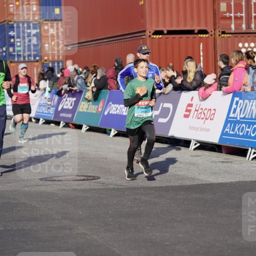 03.10.2025 - Köhlbrandbrückenlauf Michael Burmester http://msf.ph/oto/8998812 03.10.2025 10:03:24 Ziel 1274, 1326, 1808, 1864, 2944, 3066, 3344, 3404, 3498, 3731 meine-sportfotos.de