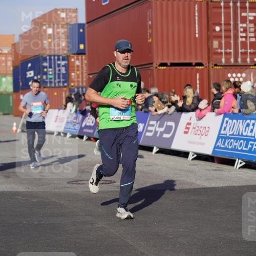 03.10.2025 - Köhlbrandbrückenlauf Michael Burmester http://msf.ph/oto/8998833 03.10.2025 10:03:25 Ziel 1274, 1326, 1808, 1864, 2944, 3066, 3344, 3404, 3498, 3731 meine-sportfotos.de