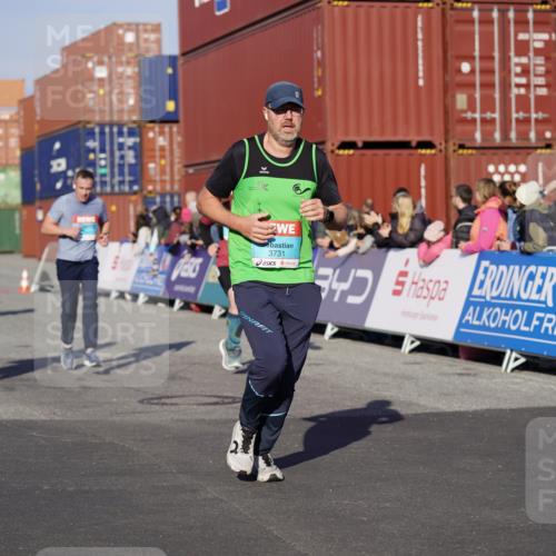 03.10.2025 - Köhlbrandbrückenlauf Michael Burmester http://msf.ph/oto/8998840 03.10.2025 10:03:25 Ziel 1274, 1326, 1808, 1864, 2944, 3066, 3344, 3404, 3498, 3731 meine-sportfotos.de