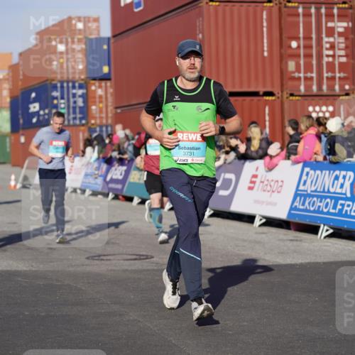 03.10.2025 - Köhlbrandbrückenlauf Michael Burmester http://msf.ph/oto/8998845 03.10.2025 10:03:25 Ziel 1274, 1326, 1808, 1864, 2944, 3066, 3344, 3404, 3498, 3731 meine-sportfotos.de