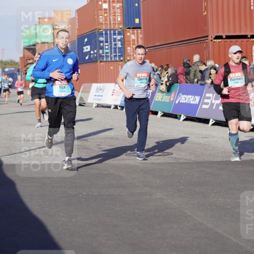 03.10.2025 - Köhlbrandbrückenlauf Michael Burmester http://msf.ph/oto/8998852 03.10.2025 10:03:26 Ziel 1274, 1326, 1808, 1864, 2944, 3066, 3344, 3404, 3498, 3731 meine-sportfotos.de