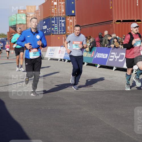 03.10.2025 - Köhlbrandbrückenlauf Michael Burmester http://msf.ph/oto/8998858 03.10.2025 10:03:26 Ziel 1274, 1326, 1808, 1864, 2944, 3066, 3344, 3404, 3498, 3731 meine-sportfotos.de