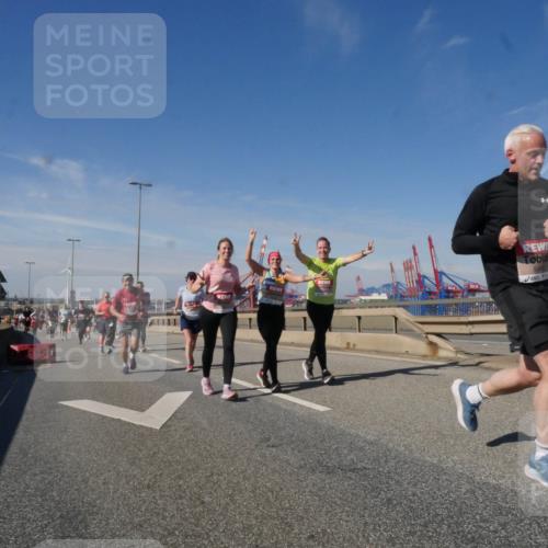 03.10.2025 - Köhlbrandbrückenlauf Matties Gatica Varas http://msf.ph/oto/8998870 03.10.2025 12:51:24 Position 2  meine-sportfotos.de