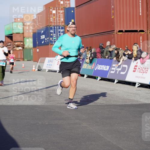 03.10.2025 - Köhlbrandbrückenlauf Michael Burmester http://msf.ph/oto/8998900 03.10.2025 10:03:29 Ziel 1326, 1351, 1808, 1864, 2944, 3066, 3245, 3251, 3344, 3404, 3498, 3731 meine-sportfotos.de