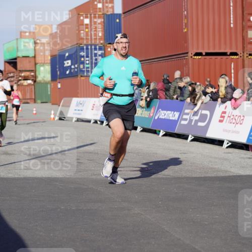 03.10.2025 - Köhlbrandbrückenlauf Michael Burmester http://msf.ph/oto/8998909 03.10.2025 10:03:29 Ziel 1326, 1351, 1808, 1864, 2944, 3066, 3245, 3251, 3344, 3404, 3498, 3731 meine-sportfotos.de