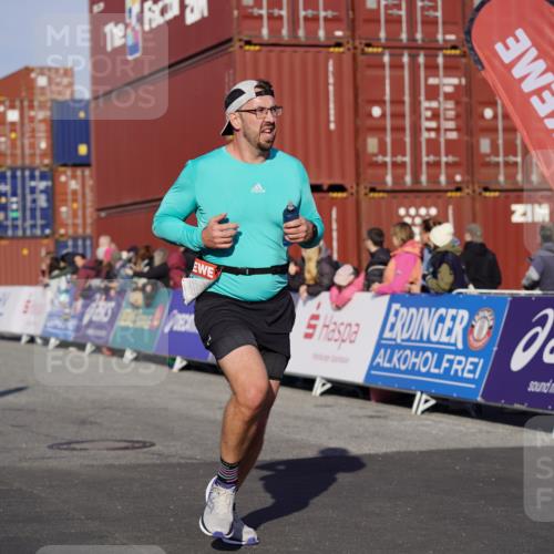 03.10.2025 - Köhlbrandbrückenlauf Michael Burmester http://msf.ph/oto/8998918 03.10.2025 10:03:29 Ziel 1326, 1351, 1808, 1864, 2944, 3066, 3245, 3251, 3344, 3404, 3498, 3731 meine-sportfotos.de