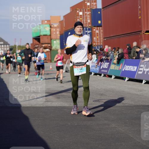 03.10.2025 - Köhlbrandbrückenlauf Michael Burmester http://msf.ph/oto/8998942 03.10.2025 10:03:31 Ziel 1326, 1351, 1808, 2944, 3066, 3073, 3245, 3251, 3344, 3404, 3498, 3708, 3710, 3731 meine-sportfotos.de