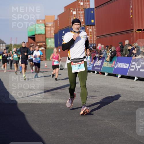 03.10.2025 - Köhlbrandbrückenlauf Michael Burmester http://msf.ph/oto/8998950 03.10.2025 10:03:32 Ziel 1326, 1351, 1808, 2944, 3066, 3073, 3235, 3245, 3251, 3344, 3404, 3708, 3710 meine-sportfotos.de