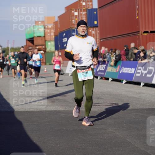 03.10.2025 - Köhlbrandbrückenlauf Michael Burmester http://msf.ph/oto/8998956 03.10.2025 10:03:32 Ziel 1326, 1351, 1808, 2944, 3066, 3073, 3235, 3245, 3251, 3344, 3404, 3708, 3710 meine-sportfotos.de