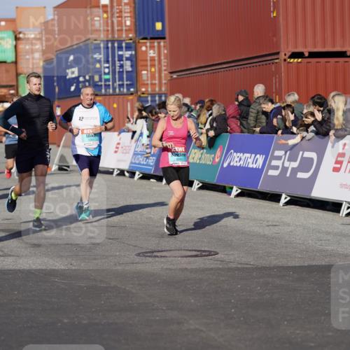 03.10.2025 - Köhlbrandbrückenlauf Michael Burmester http://msf.ph/oto/8998968 03.10.2025 10:03:33 Ziel 1326, 1351, 1808, 3073, 3235, 3245, 3251, 3344, 3404, 3708, 3710 meine-sportfotos.de