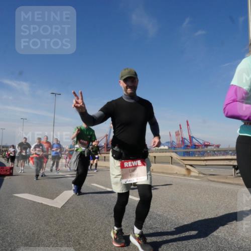 03.10.2025 - Köhlbrandbrückenlauf Matties Gatica Varas http://msf.ph/oto/8998975 03.10.2025 12:51:36 Position 2 6802, 5885 meine-sportfotos.de