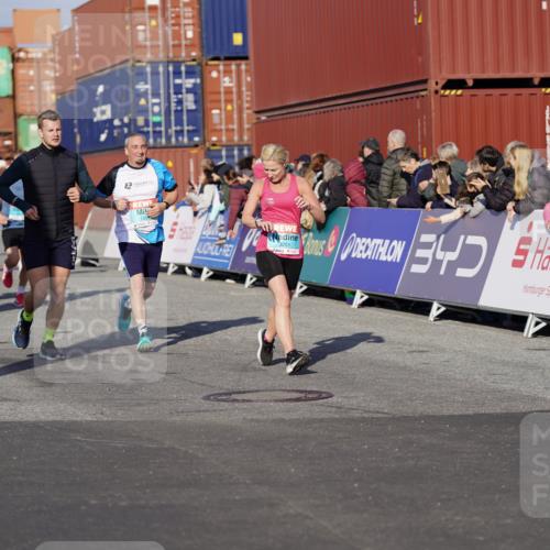 03.10.2025 - Köhlbrandbrückenlauf Michael Burmester http://msf.ph/oto/8998978 03.10.2025 10:03:34 Ziel 1326, 1351, 1353, 2767, 3073, 3235, 3245, 3251, 3344, 3708, 3710, 3804, 3825 meine-sportfotos.de