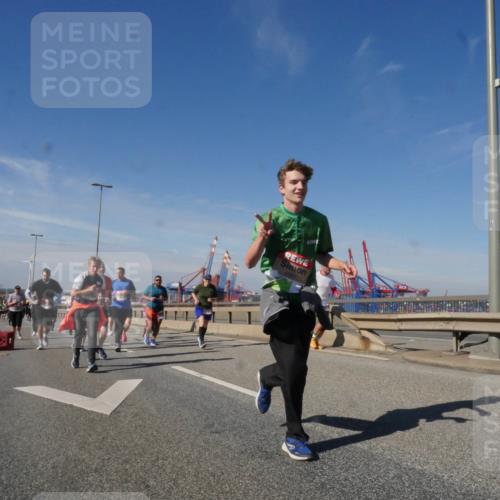 03.10.2025 - Köhlbrandbrückenlauf Matties Gatica Varas http://msf.ph/oto/8998987 03.10.2025 12:51:37 Position 2 4981 meine-sportfotos.de