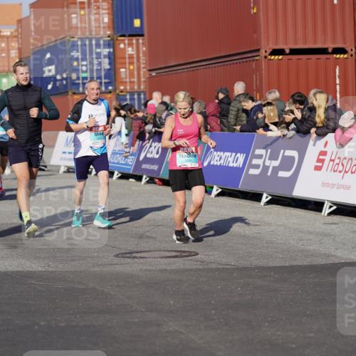 03.10.2025 - Köhlbrandbrückenlauf Michael Burmester http://msf.ph/oto/8998996 03.10.2025 10:03:34 Ziel 1326, 1351, 1353, 2767, 3073, 3235, 3245, 3251, 3344, 3708, 3710, 3804, 3825 meine-sportfotos.de
