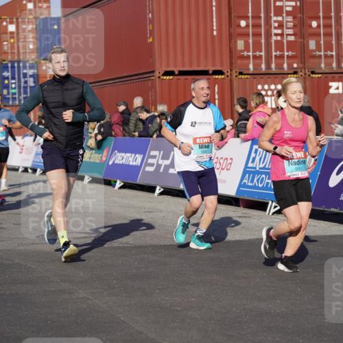 03.10.2025 - Köhlbrandbrückenlauf Michael Burmester http://msf.ph/oto/8999036 03.10.2025 10:03:35 Ziel 1326, 1351, 1353, 2767, 3073, 3235, 3245, 3251, 3344, 3659, 3708, 3710, 3804, 3825 meine-sportfotos.de