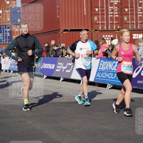 03.10.2025 - Köhlbrandbrückenlauf Michael Burmester http://msf.ph/oto/8999042 03.10.2025 10:03:35 Ziel 1326, 1351, 1353, 2767, 3073, 3235, 3245, 3251, 3344, 3659, 3708, 3710, 3804, 3825 meine-sportfotos.de