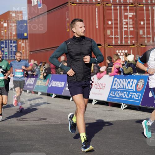 03.10.2025 - Köhlbrandbrückenlauf Michael Burmester http://msf.ph/oto/8999057 03.10.2025 10:03:36 Ziel 1351, 1353, 2767, 3073, 3235, 3245, 3251, 3344, 3659, 3708, 3710, 3804, 3825 meine-sportfotos.de