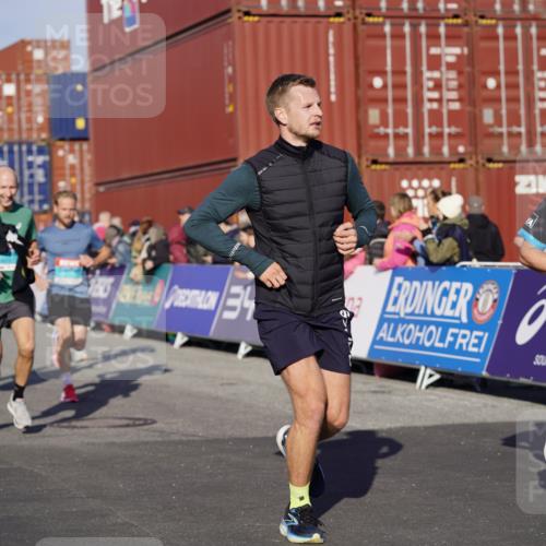 03.10.2025 - Köhlbrandbrückenlauf Michael Burmester http://msf.ph/oto/8999065 03.10.2025 10:03:36 Ziel 1351, 1353, 2767, 3073, 3235, 3245, 3251, 3344, 3659, 3708, 3710, 3804, 3825 meine-sportfotos.de