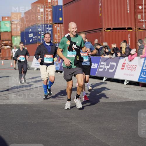 03.10.2025 - Köhlbrandbrückenlauf Michael Burmester http://msf.ph/oto/8999075 03.10.2025 10:03:37 Ziel 1351, 1353, 2767, 3073, 3235, 3245, 3251, 3659, 3708, 3710, 3804, 3825 meine-sportfotos.de