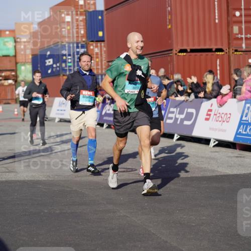 03.10.2025 - Köhlbrandbrückenlauf Michael Burmester http://msf.ph/oto/8999084 03.10.2025 10:03:37 Ziel 1351, 1353, 2767, 3073, 3235, 3245, 3251, 3659, 3708, 3710, 3804, 3825 meine-sportfotos.de