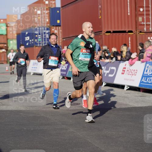 03.10.2025 - Köhlbrandbrückenlauf Michael Burmester http://msf.ph/oto/8999092 03.10.2025 10:03:37 Ziel 1351, 1353, 2767, 3073, 3235, 3245, 3251, 3659, 3708, 3710, 3804, 3825 meine-sportfotos.de