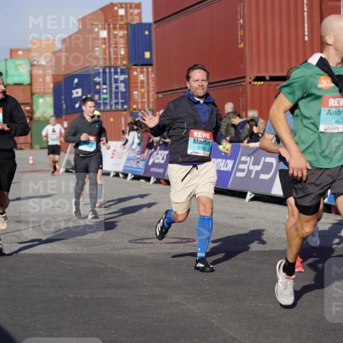 03.10.2025 - Köhlbrandbrückenlauf Michael Burmester http://msf.ph/oto/8999102 03.10.2025 10:03:38 Ziel 1309, 1351, 1353, 2767, 3073, 3235, 3236, 3245, 3251, 3659, 3708, 3710, 3804, 3825 meine-sportfotos.de