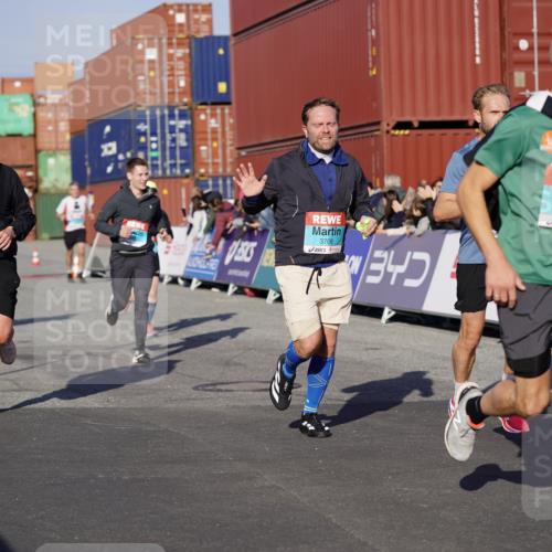 03.10.2025 - Köhlbrandbrückenlauf Michael Burmester http://msf.ph/oto/8999111 03.10.2025 10:03:38 Ziel 1309, 1351, 1353, 2767, 3073, 3235, 3236, 3245, 3251, 3659, 3708, 3710, 3804, 3825 meine-sportfotos.de
