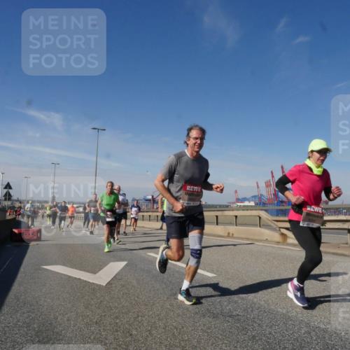 03.10.2025 - Köhlbrandbrückenlauf Matties Gatica Varas http://msf.ph/oto/8999116 03.10.2025 12:51:49 Position 2 5004 meine-sportfotos.de