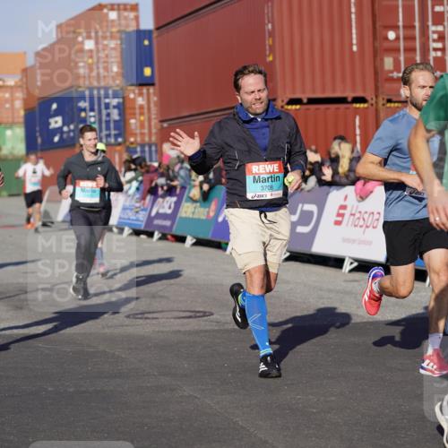 03.10.2025 - Köhlbrandbrückenlauf Michael Burmester http://msf.ph/oto/8999128 03.10.2025 10:03:38 Ziel 1309, 1351, 1353, 2767, 3073, 3235, 3236, 3245, 3251, 3659, 3708, 3710, 3804, 3825 meine-sportfotos.de