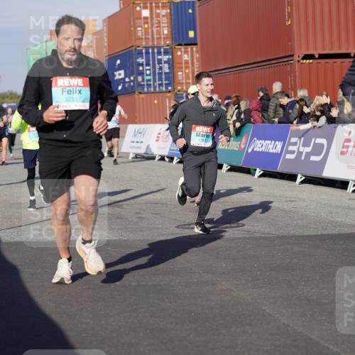 03.10.2025 - Köhlbrandbrückenlauf Michael Burmester http://msf.ph/oto/8999136 03.10.2025 10:03:39 Ziel 1216, 1309, 1351, 1353, 2767, 3073, 3235, 3236, 3245, 3251, 3462, 3465, 3659, 3708, 3710, 3804, 3825 meine-sportfotos.de
