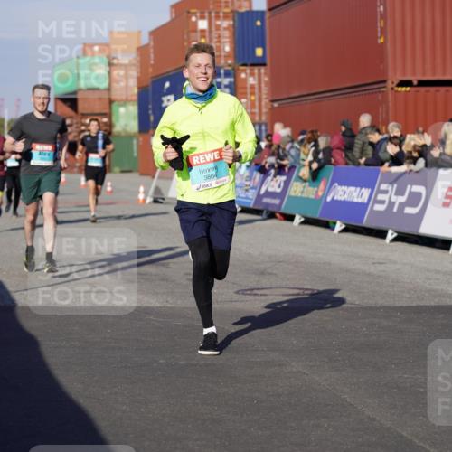 03.10.2025 - Köhlbrandbrückenlauf Michael Burmester http://msf.ph/oto/8999172 03.10.2025 10:03:41 Ziel 1216, 1309, 1351, 1353, 2767, 3073, 3235, 3236, 3462, 3465, 3659, 3708, 3710, 3804, 3821, 3825 meine-sportfotos.de