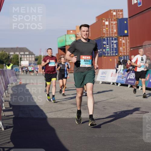 03.10.2025 - Köhlbrandbrückenlauf Michael Burmester http://msf.ph/oto/8999194 03.10.2025 10:03:42 Ziel 1216, 1309, 1353, 2767, 3073, 3235, 3236, 3462, 3465, 3659, 3708, 3710, 3804, 3821, 3825 meine-sportfotos.de