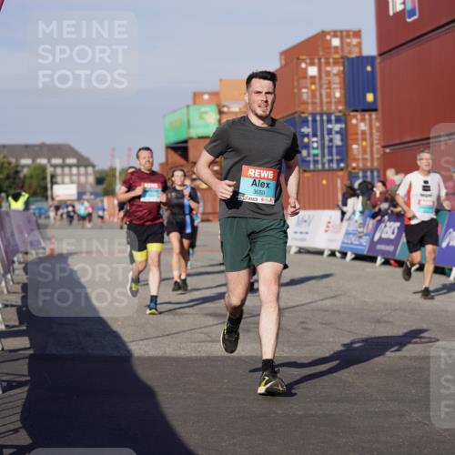03.10.2025 - Köhlbrandbrückenlauf Michael Burmester http://msf.ph/oto/8999205 03.10.2025 10:03:42 Ziel 1216, 1309, 1353, 2767, 3073, 3235, 3236, 3462, 3465, 3659, 3708, 3710, 3804, 3821, 3825 meine-sportfotos.de