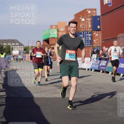 03.10.2025 - Köhlbrandbrückenlauf Michael Burmester http://msf.ph/oto/8999214 03.10.2025 10:03:42 Ziel 1216, 1309, 1353, 2767, 3073, 3235, 3236, 3462, 3465, 3659, 3708, 3710, 3804, 3821, 3825 meine-sportfotos.de