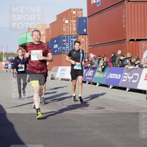 03.10.2025 - Köhlbrandbrückenlauf Michael Burmester http://msf.ph/oto/8999236 03.10.2025 10:03:44 Ziel 1039, 1216, 1309, 1353, 2767, 3235, 3236, 3462, 3465, 3659, 3804, 3821, 3825 meine-sportfotos.de