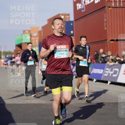 03.10.2025 - Köhlbrandbrückenlauf Michael Burmester http://msf.ph/oto/8999263 03.10.2025 10:03:44 Ziel 1039, 1216, 1309, 1353, 2767, 3235, 3236, 3462, 3465, 3659, 3804, 3821, 3825 meine-sportfotos.de