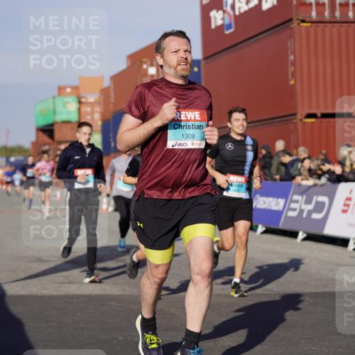 03.10.2025 - Köhlbrandbrückenlauf Michael Burmester http://msf.ph/oto/8999269 03.10.2025 10:03:45 Ziel 1039, 1216, 1309, 1353, 2767, 3236, 3462, 3465, 3659, 3804, 3821, 3825 meine-sportfotos.de