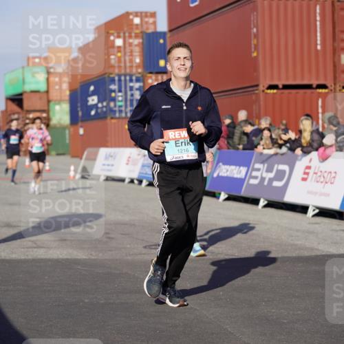 03.10.2025 - Köhlbrandbrückenlauf Michael Burmester http://msf.ph/oto/8999279 03.10.2025 10:03:46 Ziel 1039, 1216, 1309, 1353, 2767, 3138, 3236, 3462, 3465, 3659, 3804, 3821, 3825 meine-sportfotos.de